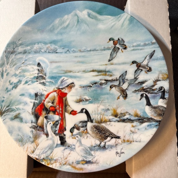 Charming Winter Wildlife Decorative Plate. “Sharing” by Edwin M.Knowles. - Picture 3 of 8